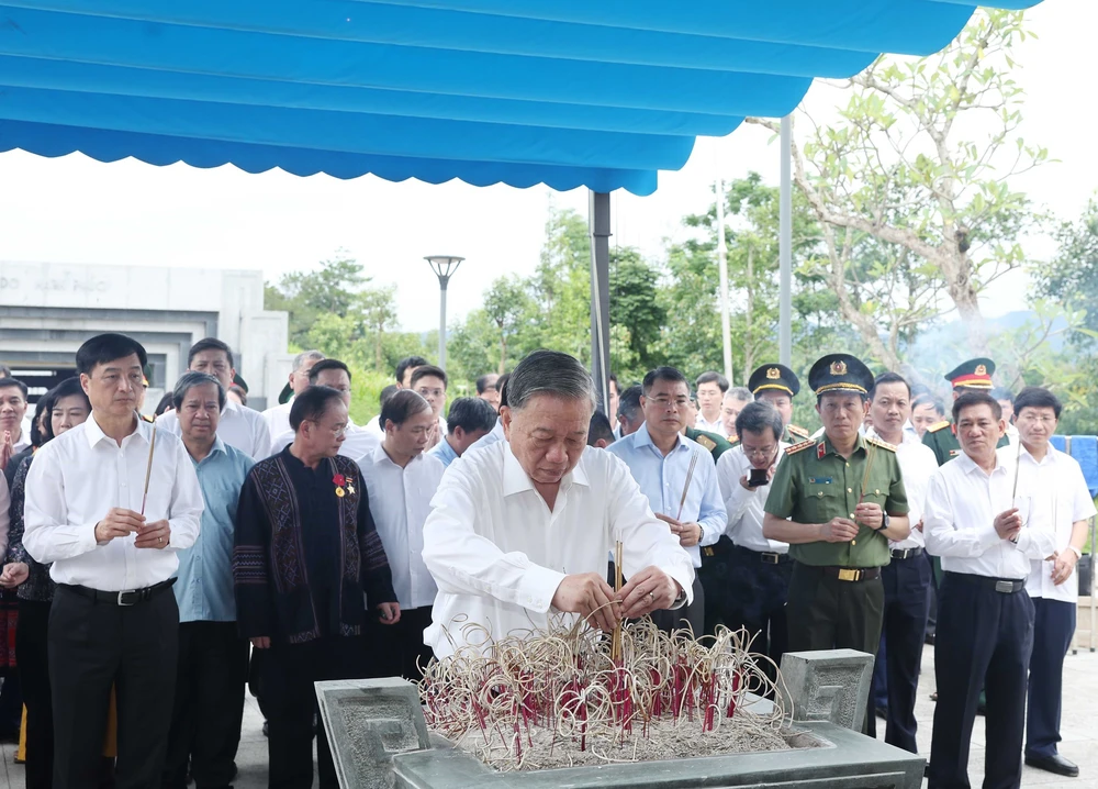 Tổng Bí thư Tô Lâm dâng hương tưởng niệm các Anh hùng, Liệt sĩ tại Điện Biên - Ảnh 5. Tổng Bí thư Tô Lâm dâng hương tưởng niệm các Anh hùng, Liệt sĩ tại Điện Biên - Ảnh 5.