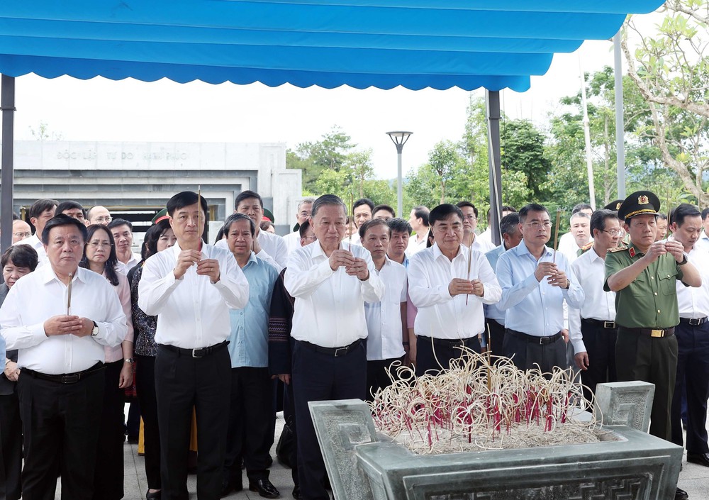 Tổng Bí thư Tô Lâm dâng hương tưởng niệm các Anh hùng, Liệt sĩ tại Điện Biên - Ảnh 4. Tổng Bí thư Tô Lâm dâng hương tưởng niệm các Anh hùng, Liệt sĩ tại Điện Biên - Ảnh 4.