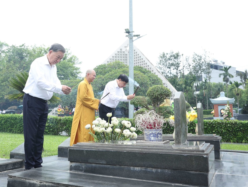 Tổng Bí thư Tô Lâm dâng hương tưởng niệm các Anh hùng, Liệt sĩ tại Điện Biên - Ảnh 13. Tổng Bí thư Tô Lâm dâng hương tưởng niệm các Anh hùng, Liệt sĩ tại Điện Biên - Ảnh 13.