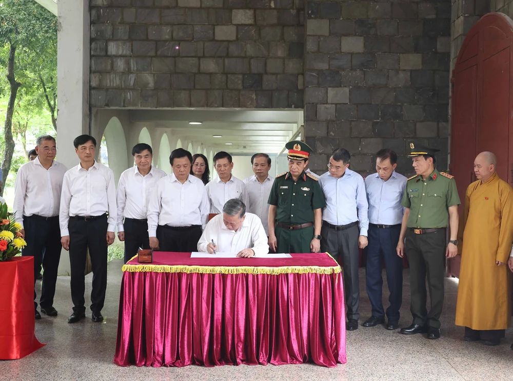 Tổng Bí thư Tô Lâm dâng hương tưởng niệm các Anh hùng, Liệt sĩ tại Điện Biên - Ảnh 15. Tổng Bí thư Tô Lâm dâng hương tưởng niệm các Anh hùng, Liệt sĩ tại Điện Biên - Ảnh 15.