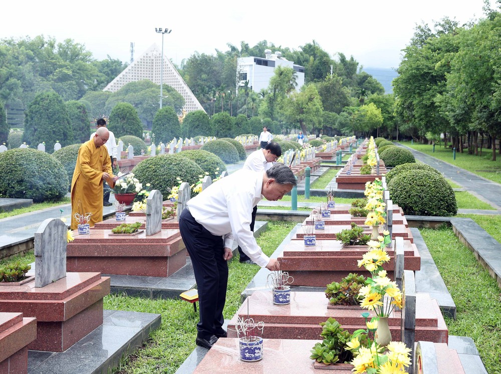 Tổng Bí thư Tô Lâm dâng hương tưởng niệm các Anh hùng, Liệt sĩ tại Điện Biên - Ảnh 12. Tổng Bí thư Tô Lâm dâng hương tưởng niệm các Anh hùng, Liệt sĩ tại Điện Biên - Ảnh 12.