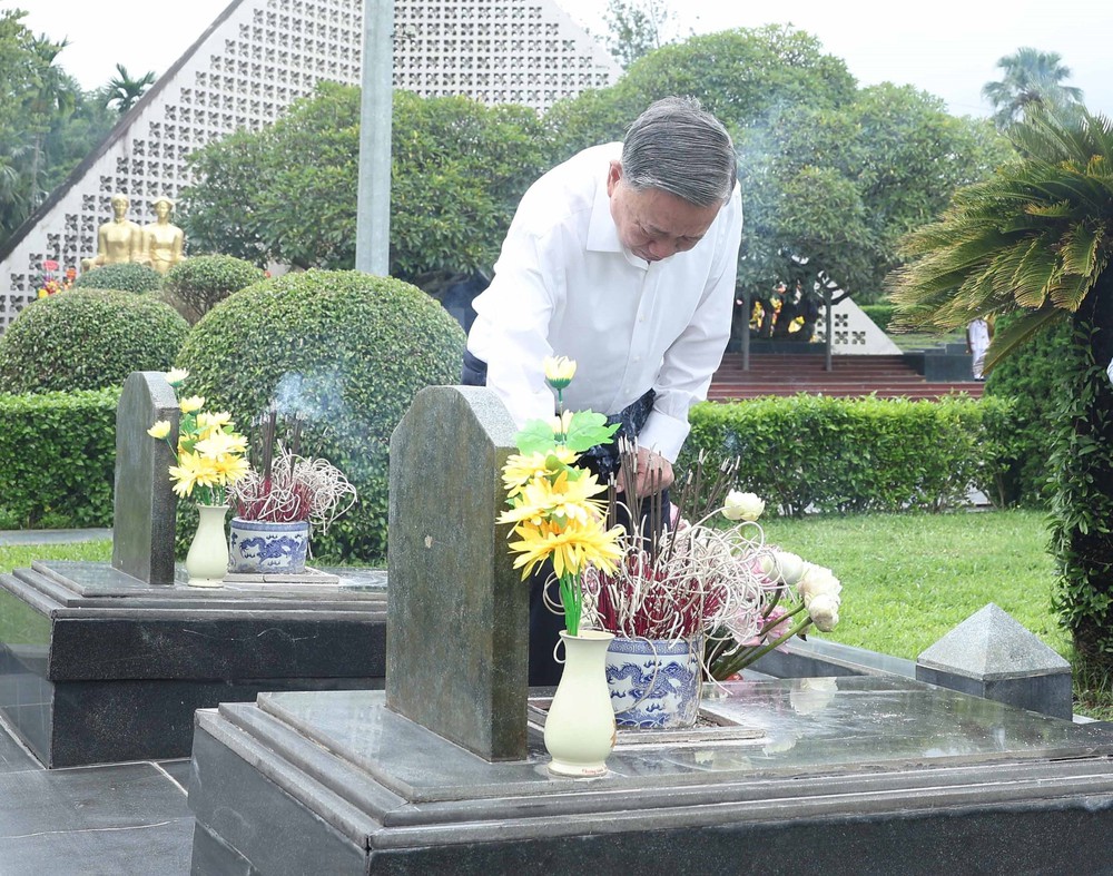 Tổng Bí thư Tô Lâm dâng hương tưởng niệm các Anh hùng, Liệt sĩ tại Điện Biên - Ảnh 11. Tổng Bí thư Tô Lâm dâng hương tưởng niệm các Anh hùng, Liệt sĩ tại Điện Biên - Ảnh 11.