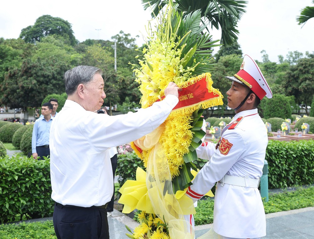 Tổng Bí thư Tô Lâm dâng hương tưởng niệm các Anh hùng, Liệt sĩ tại Điện Biên - Ảnh 9. Tổng Bí thư Tô Lâm dâng hương tưởng niệm các Anh hùng, Liệt sĩ tại Điện Biên - Ảnh 9.