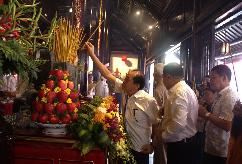 Ngày Thương binh - Liệt sĩ 27/7: Lãnh đạo Thành phố Hồ Chí Minh dâng hương tưởng niệm các Anh hùng liệt sĩ tại Côn Đảo - Ảnh 1.