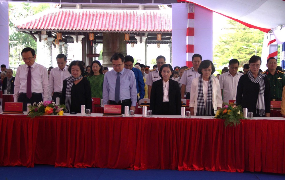 Ngày Thương binh - Liệt sĩ 27/7: Lãnh đạo Thành phố Hồ Chí Minh dâng hương tưởng niệm các Anh hùng liệt sĩ tại Côn Đảo - Ảnh 2.