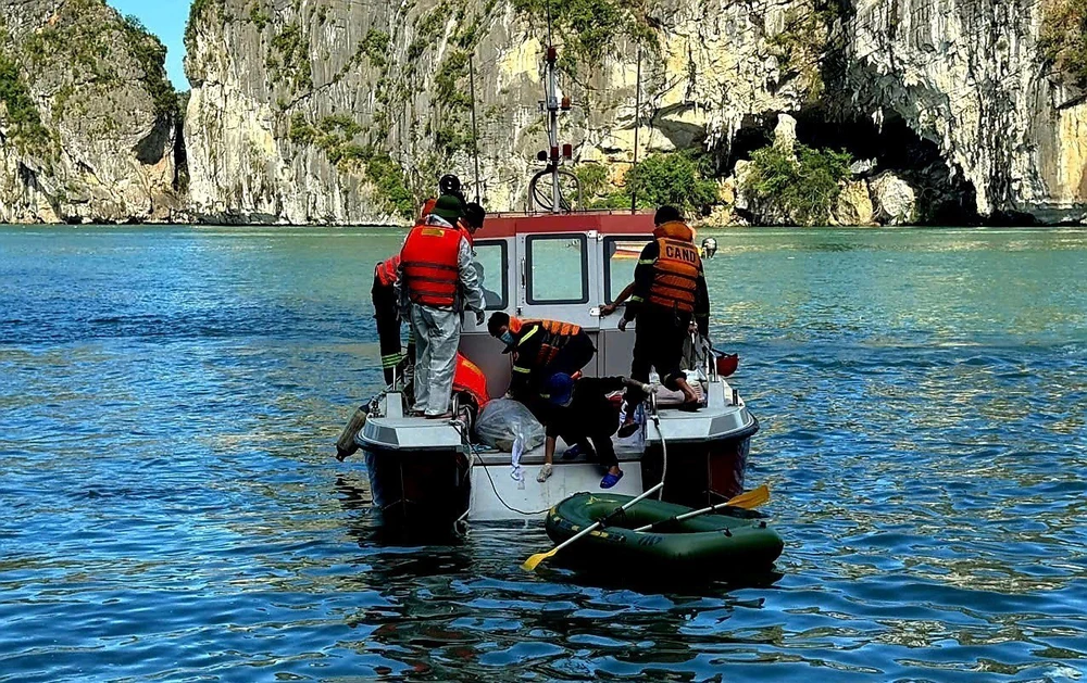Hoàn tất công tác tìm kiếm 39 nạn nhân trong vụ lật tàu du lịch ở Quảng Ninh - Ảnh 2.