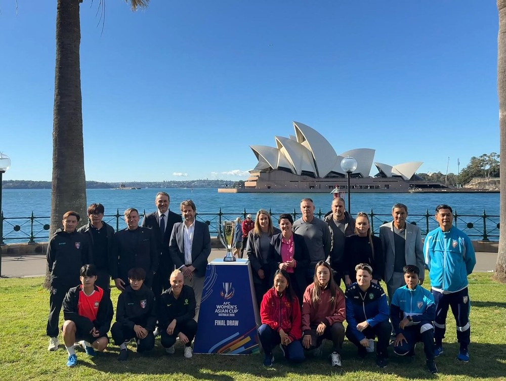 Huỳnh Như lộ diện tại Australia, cùng HLV Mai Đức Chung chờ bốc thăm Asian Cup 2026 - Ảnh 1.
