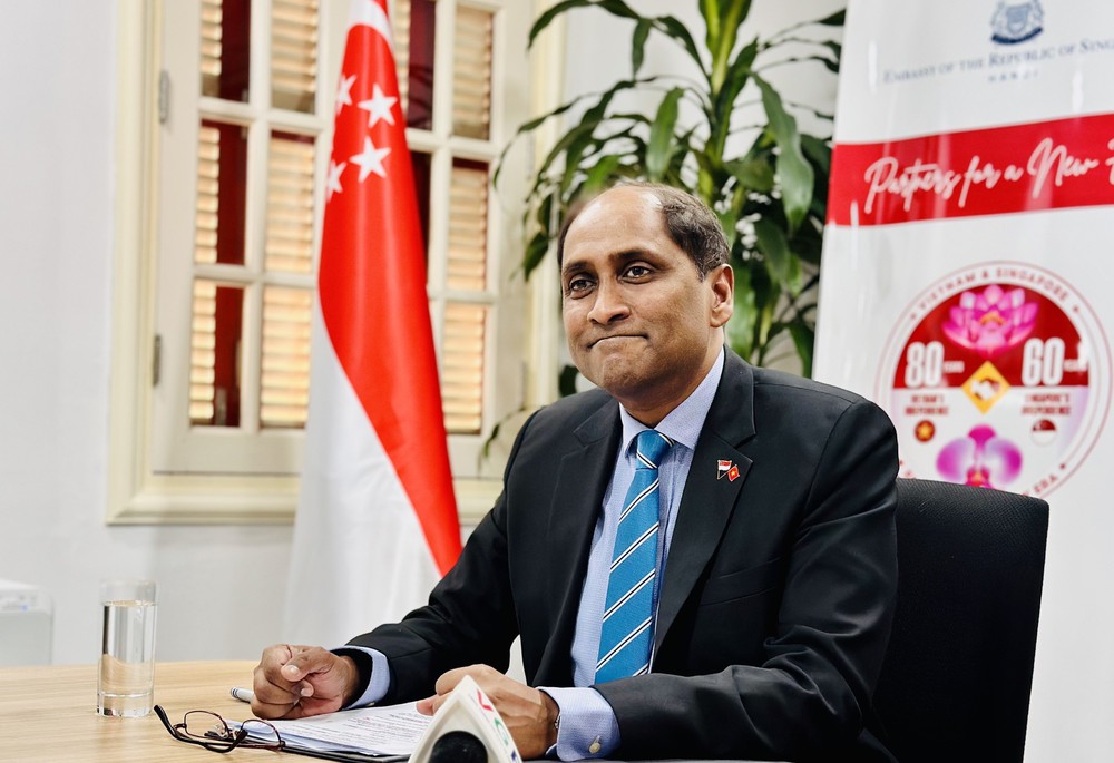 Đại sứ Singapore Jaya Ratnam: Việt Nam gia nhập ASEAN góp phần tăng cường đoàn kết và ổn định khu vực - Ảnh 1.