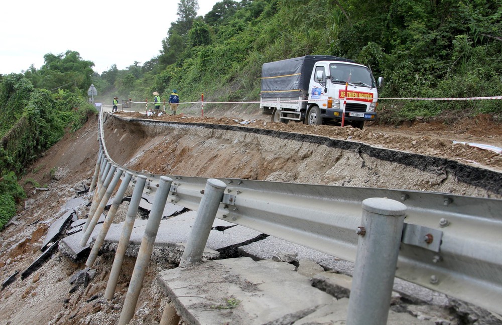 Hơn 190 vị trí còn ách tắc giao thông do ảnh hưởng của bão số 3 - Ảnh 9.