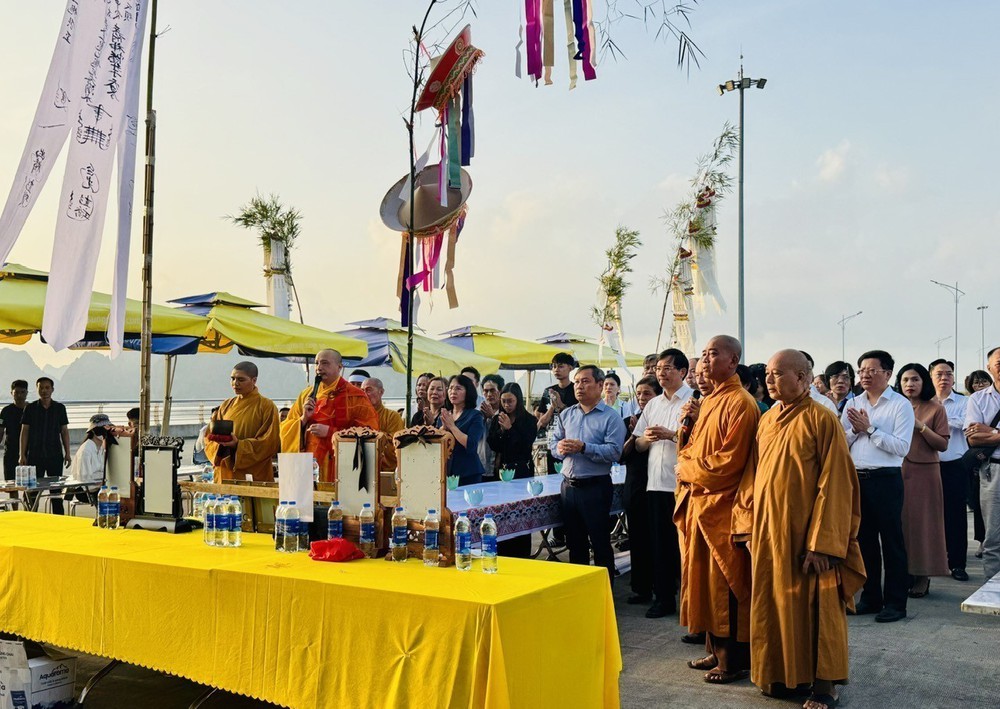 Đại lễ cầu siêu cho các nạn nhân trong vụ lật tàu trên vịnh Hạ Long - Ảnh 1.