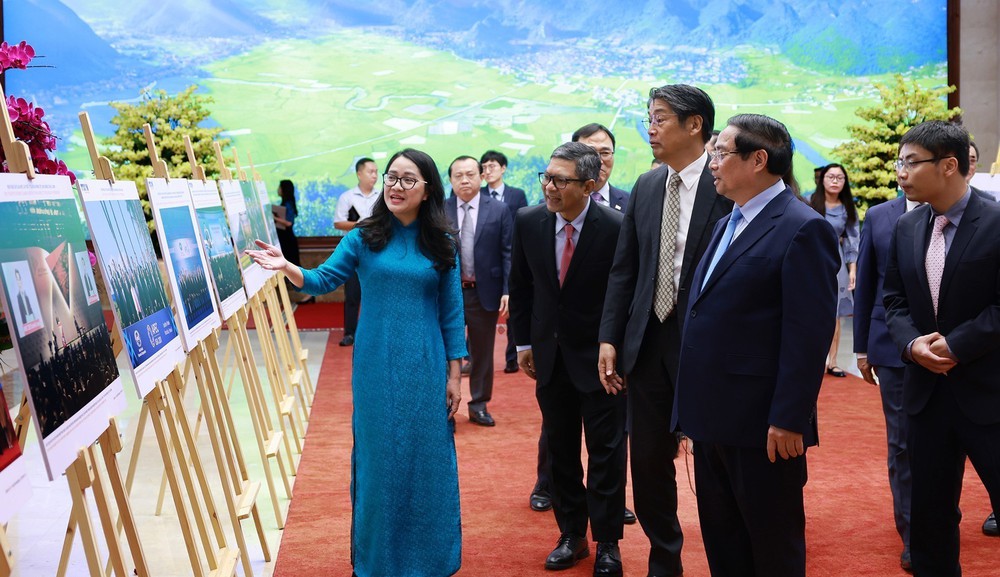 Thủ tướng tham quan trưng bày ảnh của TTXVN về Việt Nam với APEC - Ảnh 2.