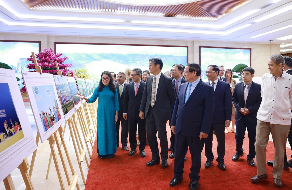 Thủ tướng tham quan trưng bày ảnh của TTXVN về Việt Nam với APEC - Ảnh 3.