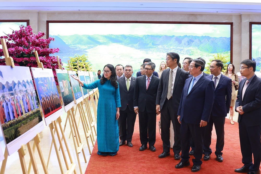 Thủ tướng tham quan trưng bày ảnh của TTXVN về Việt Nam với APEC - Ảnh 1.