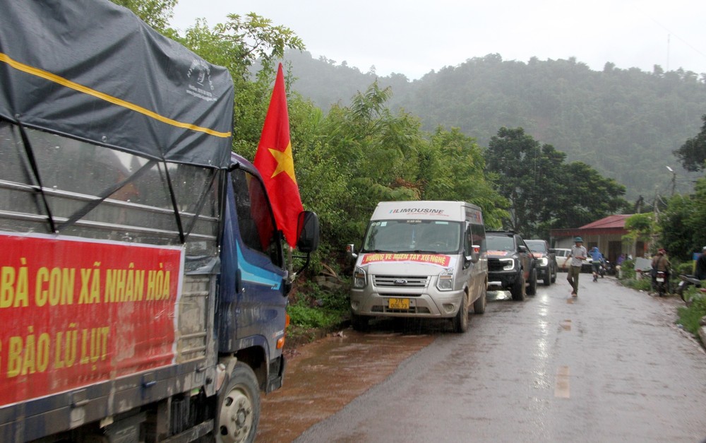 &quot;Tinh thần tương thân tương ái&quot; trong cứu trợ đồng bào lũ lụt miền Tây Nghệ An - Ảnh 2.