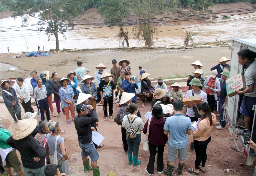 &quot;Tinh thần tương thân tương ái&quot; trong cứu trợ đồng bào lũ lụt miền Tây Nghệ An - Ảnh 5.