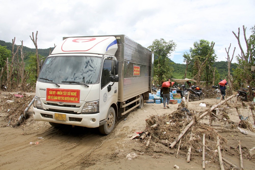 &quot;Tinh thần tương thân tương ái&quot; trong cứu trợ đồng bào lũ lụt miền Tây Nghệ An - Ảnh 1.
