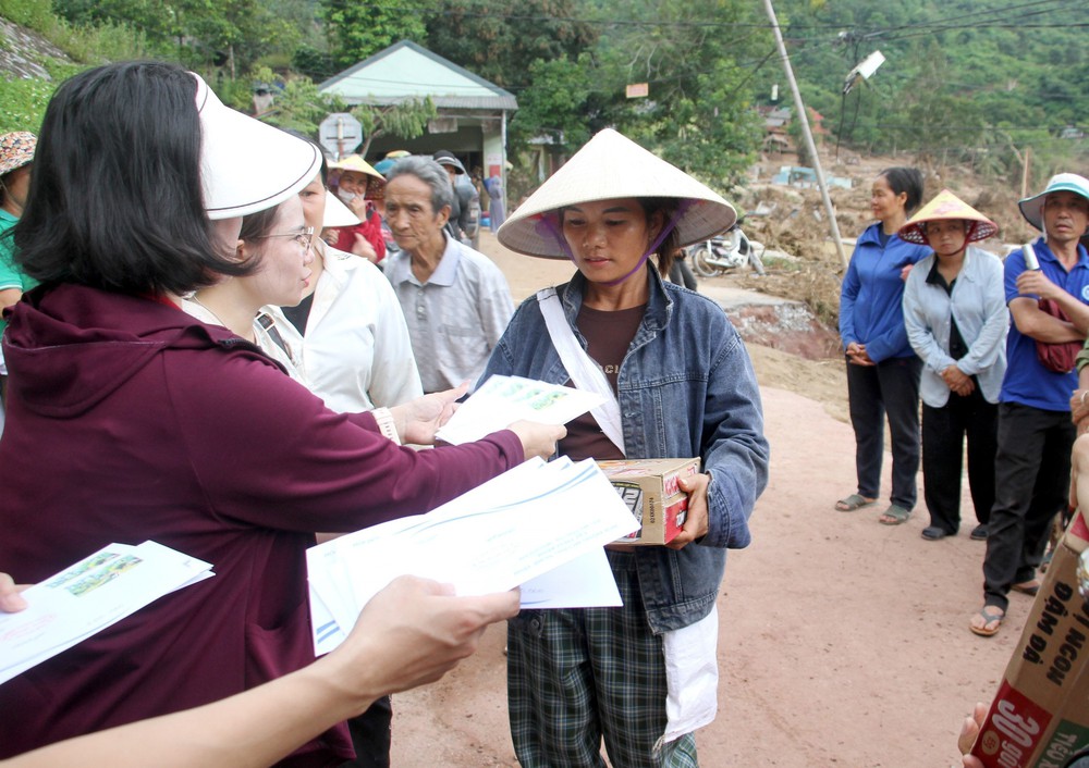 &quot;Tinh thần tương thân tương ái&quot; trong cứu trợ đồng bào lũ lụt miền Tây Nghệ An - Ảnh 4.