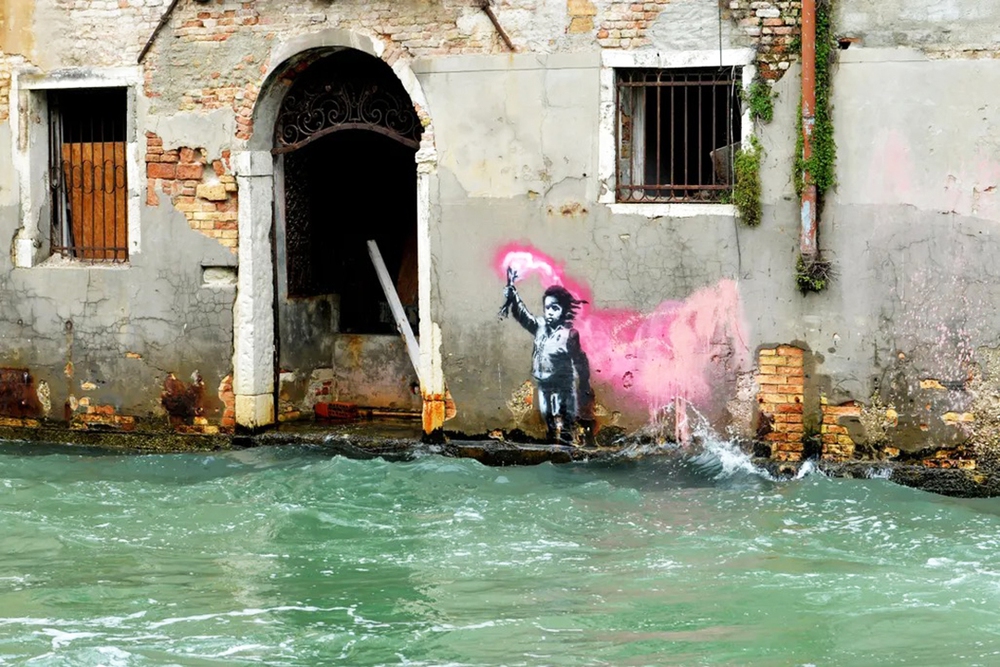 Venice phục chế tranh tường của Banksy - Ảnh 1.