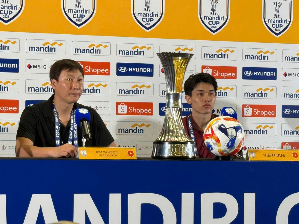 U23 Việt Nam vô hiệu hóa vũ khí ném biên của U23 Indonesia bằng chiến thuật độc lạ, HLV Kim Sang sik nói gì? - Ảnh 4.