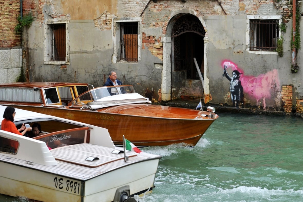Venice phục chế tranh tường của Banksy - Ảnh 5.
