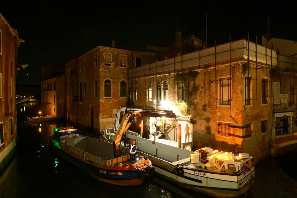 Venice phục chế tranh tường của Banksy - Ảnh 6.