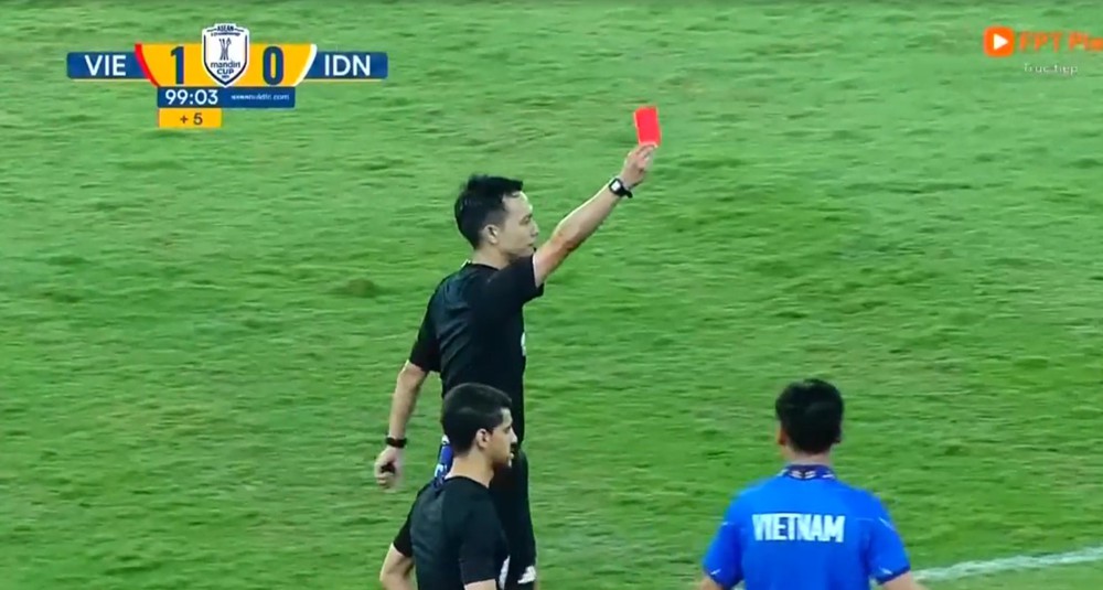 Cận cảnh HLV Kim Sang Sik nhận thẻ vàng, trợ lý U23 Indonesia dính thẻ đỏ - Ảnh 5.