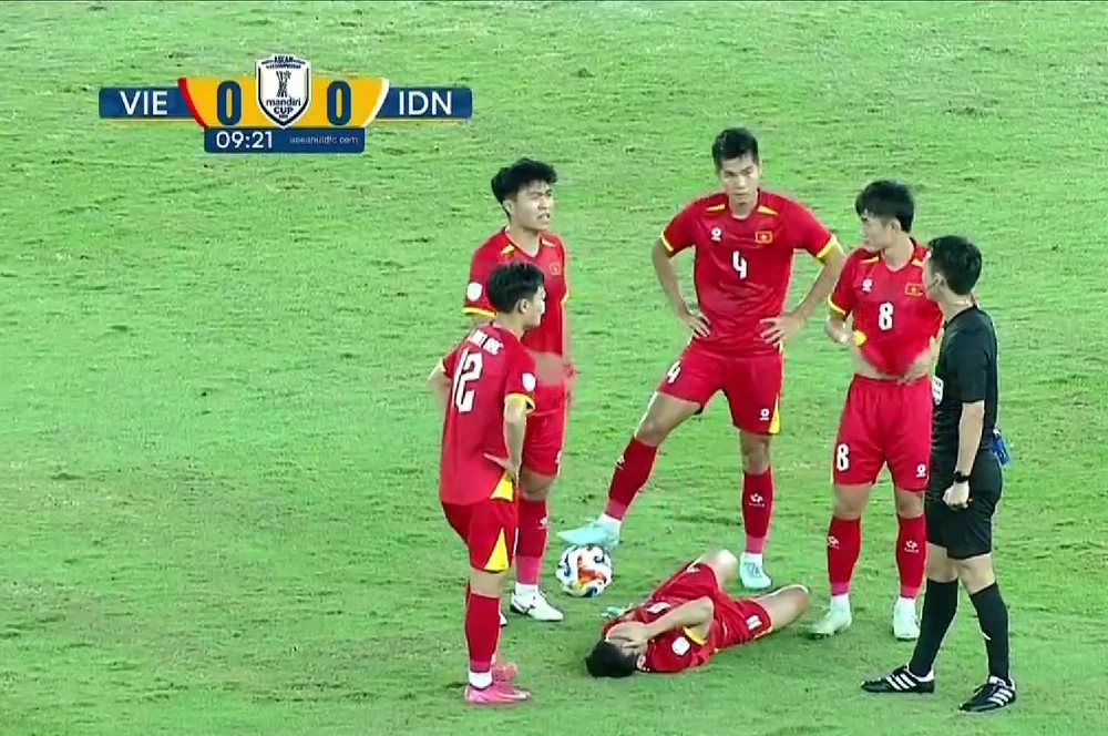 Văn Khang bị phạm lỗi thô bạo, nhưng U23 Indonesia may mắn thoát thẻ đỏ - Ảnh 2.