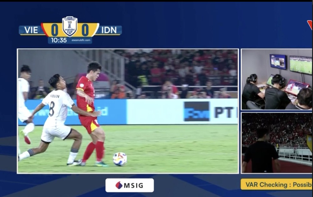 Văn Khang bị phạm lỗi thô bạo, nhưng U23 Indonesia may mắn thoát thẻ đỏ - Ảnh 1.