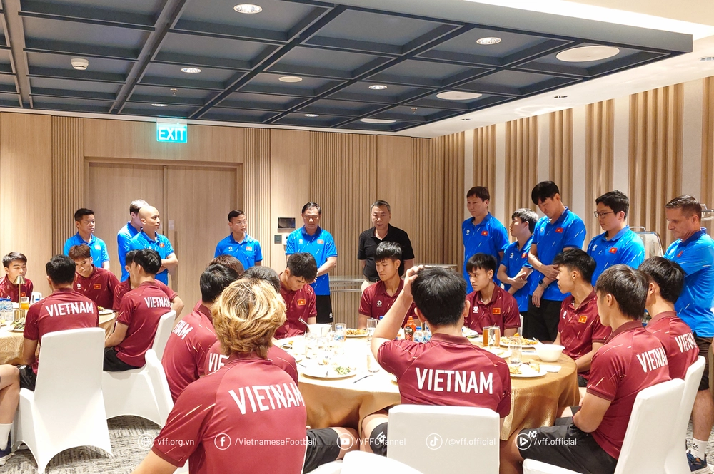 Chủ tịch VFF khích lệ thầy trò HLV Kim Sang Sik trước trận chung kết với U23 Indonesia - Ảnh 1.