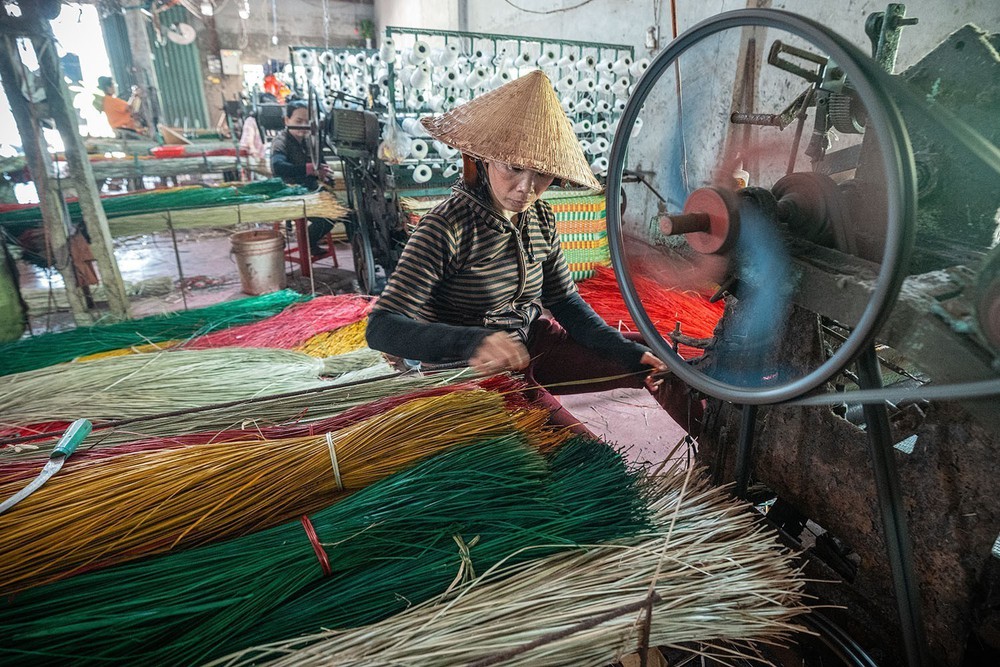 Khám phá làng dệt chiếu cói Phú Tân (tỉnh Đắk Lắk) hơn 100 năm tuổi - Ảnh 9. Khám phá làng dệt chiếu cói Phú Tân (tỉnh Đắk Lắk) hơn 100 năm tuổi - Ảnh 9.