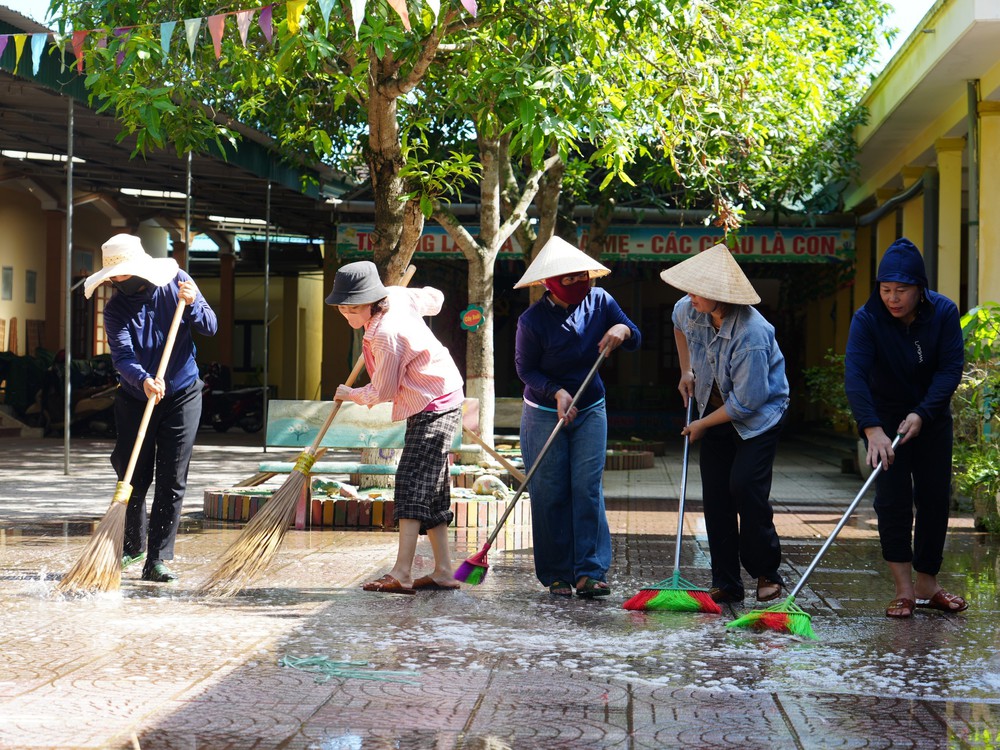 Nghệ An: Nỗ lực dọn dẹp trường lớp sau lũ - Ảnh 6.