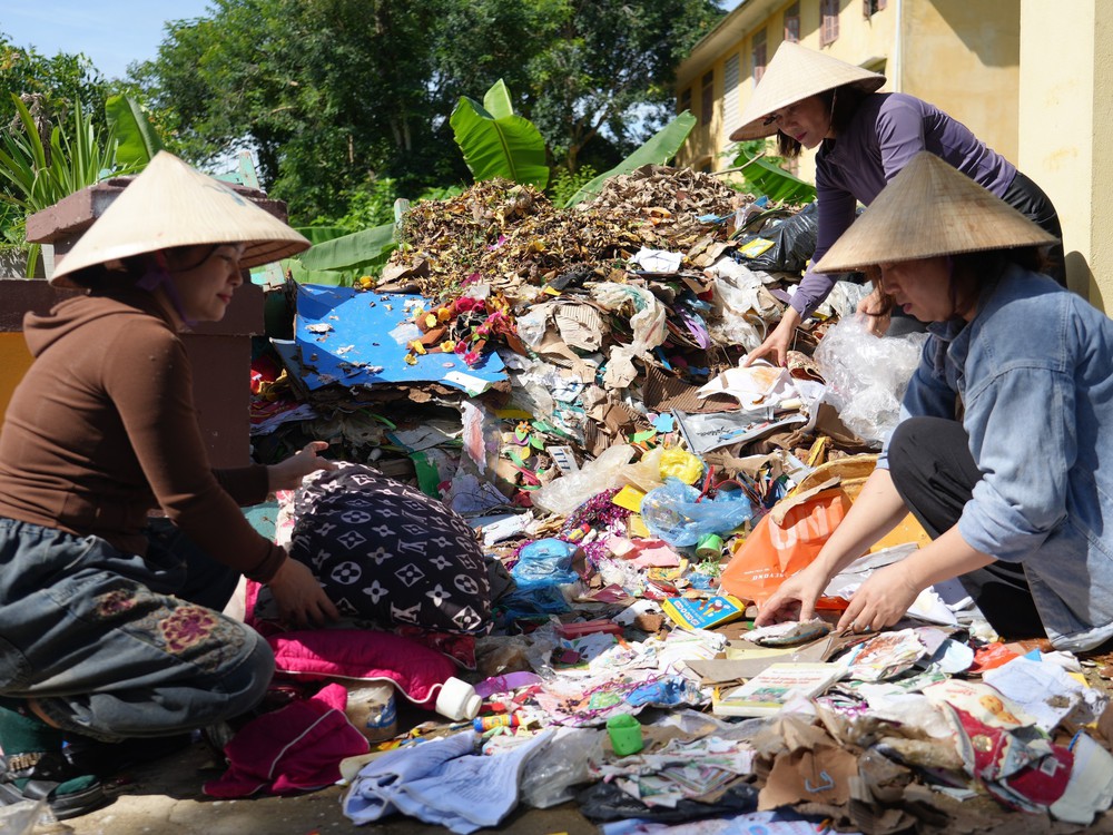 Nghệ An: Nỗ lực dọn dẹp trường lớp sau lũ - Ảnh 5.