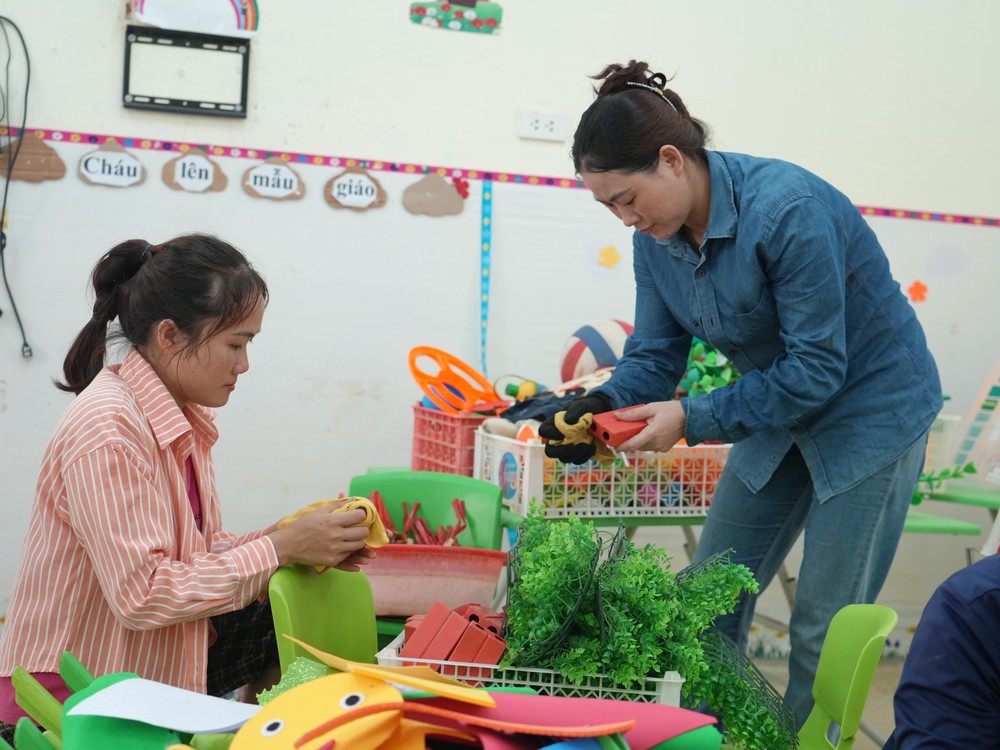 Nghệ An: Nỗ lực dọn dẹp trường lớp sau lũ - Ảnh 9.