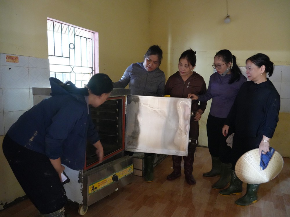 Nghệ An: Nỗ lực dọn dẹp trường lớp sau lũ - Ảnh 4.