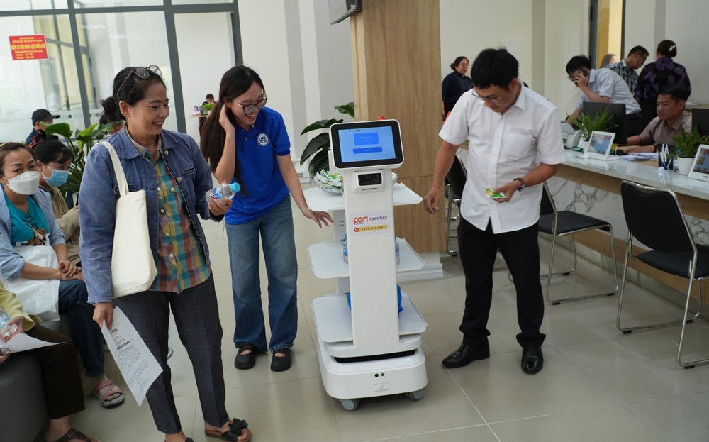 TP. Hồ Chí Minh: Robot tham gia hỗ trợ công tác hành chính công - Ảnh 2.