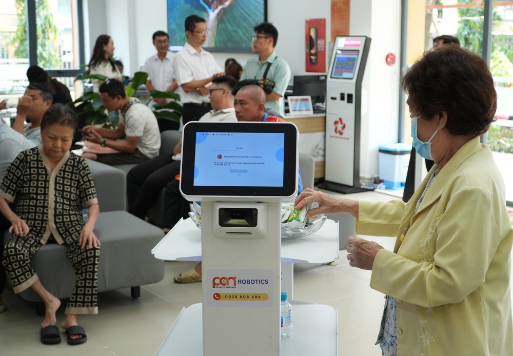 TP. Hồ Chí Minh: Robot tham gia hỗ trợ công tác hành chính công - Ảnh 3.