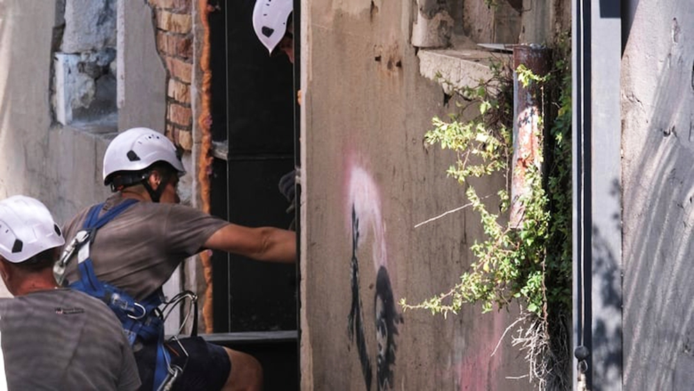 Venice phục chế tranh tường của Banksy - Ảnh 3.