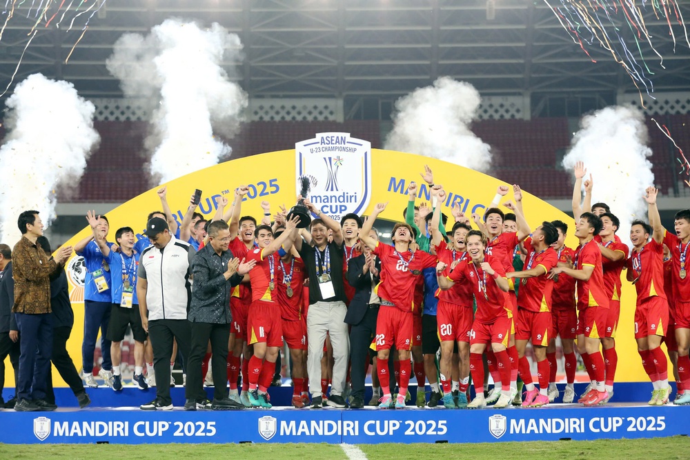 U23 Việt Nam lập hattrick vô địch: Bản lĩnh thép và chiến thuật đỉnh cao! - Ảnh 2. U23 Việt Nam lập hattrick vô địch: Bản lĩnh thép và chiến thuật đỉnh cao! - Ảnh 2.