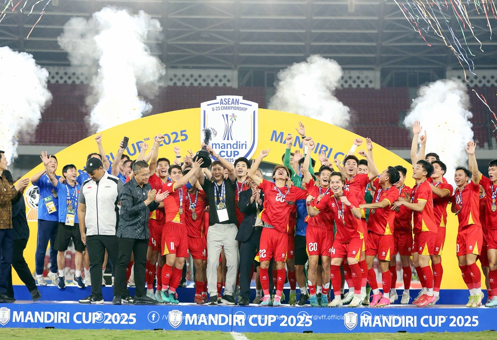 Truyền thông Đông Nam Á khen ngợi 'hat-trick' vô địch của U23 Việt Nam, thừa nhận đẳng cấp của HLV Kim Sang Sik - Ảnh 1.