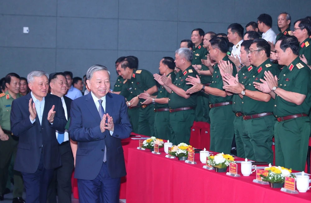 Tổng Bí thư Tô Lâm dự giao lưu nghệ thuật “Khắc ghi lời Bác - vang nhịp quân hành” - Ảnh 1.