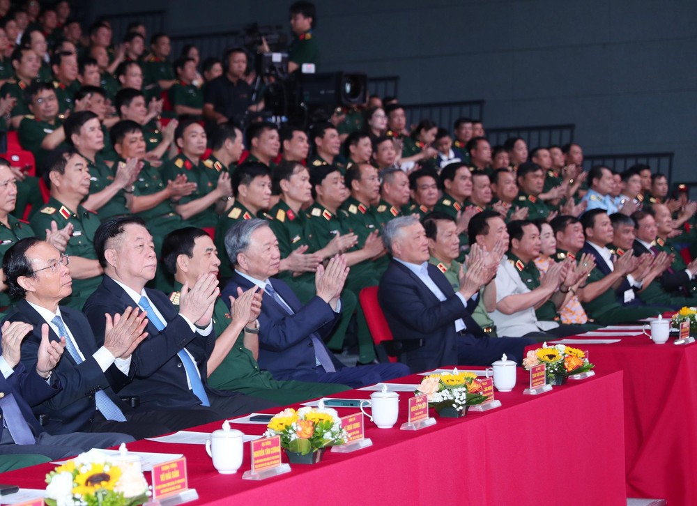 Tổng Bí thư Tô Lâm dự giao lưu nghệ thuật “Khắc ghi lời Bác - vang nhịp quân hành” - Ảnh 2.