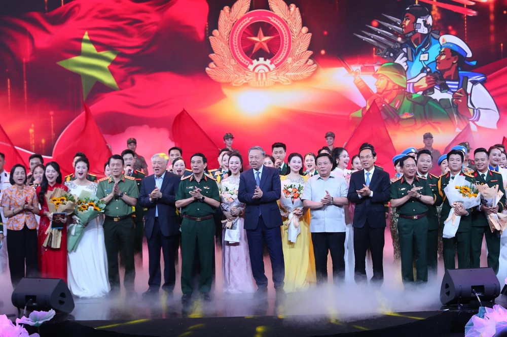 Tổng Bí thư Tô Lâm dự giao lưu nghệ thuật “Khắc ghi lời Bác - vang nhịp quân hành” - Ảnh 4.