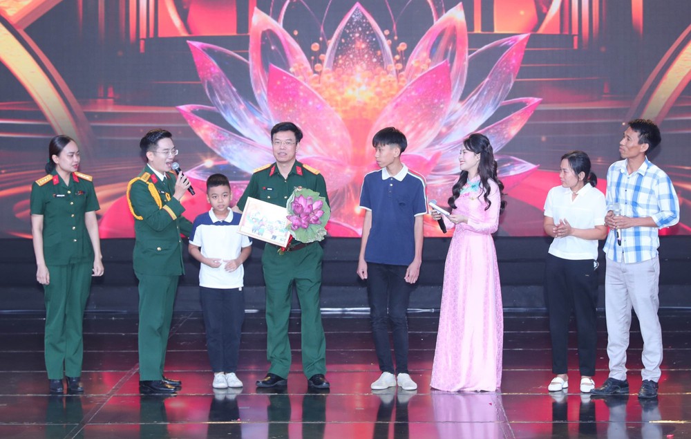 Tổng Bí thư Tô Lâm dự giao lưu nghệ thuật “Khắc ghi lời Bác - vang nhịp quân hành” - Ảnh 5.