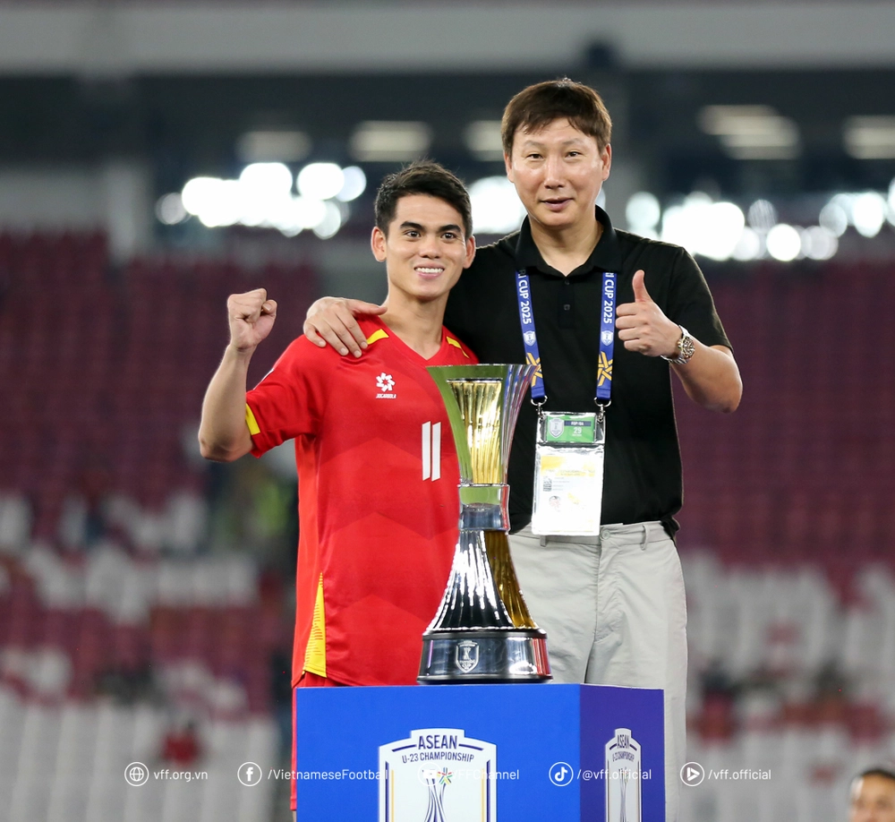 Báo Hàn Quốc khen kỷ lục của U23 Việt Nam, gọi HLV Kim Sang Sik là 'người hùng' - Ảnh 2.