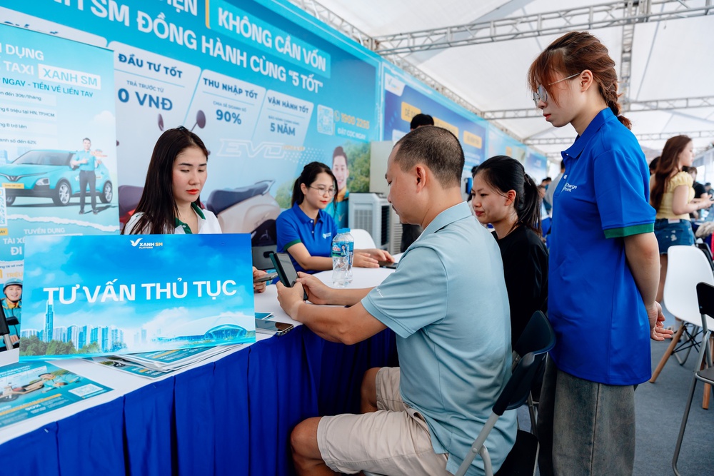 Tài xế công nghệ &quot;kéo hội&quot; đi lên đời xe điện, đơn chốt liên tục trong &quot;Ngày hội xanh&quot; tại Hà Nội - Ảnh 6.