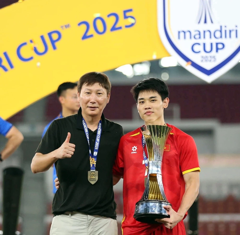 Đình Bắc nhận danh hiệu Cầu thủ hay nhất U23 Đông Nam Á 2025 với cái cổ bị cào xước - Ảnh 4.
