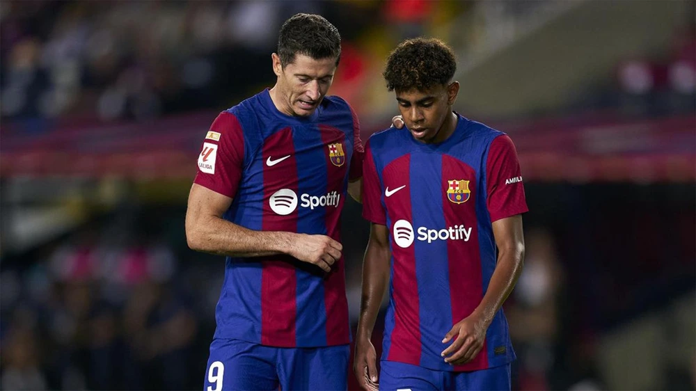 Lewandowski và Yamal 'đấu võ' trong buổi tập của Barcelona tại Hàn Quốc - Ảnh 2.