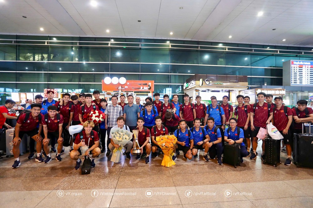 U23 Việt Nam rạng rỡ về nước, được chào đón nồng hậu ở TP.HCM - Ảnh 1.