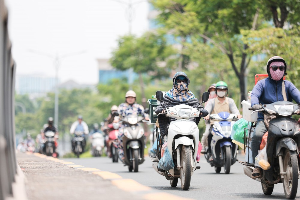 Hà Nội thời tiết nắng nóng, oi bức với nền nhiệt cao - Ảnh 2.