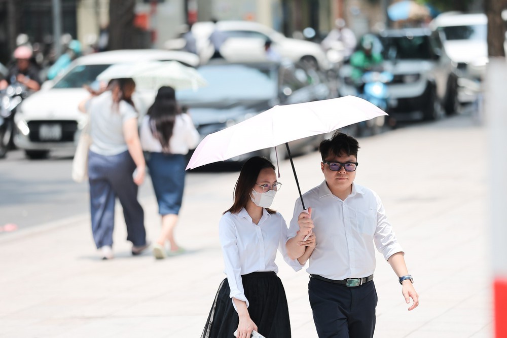 Hà Nội thời tiết nắng nóng, oi bức với nền nhiệt cao - Ảnh 4.